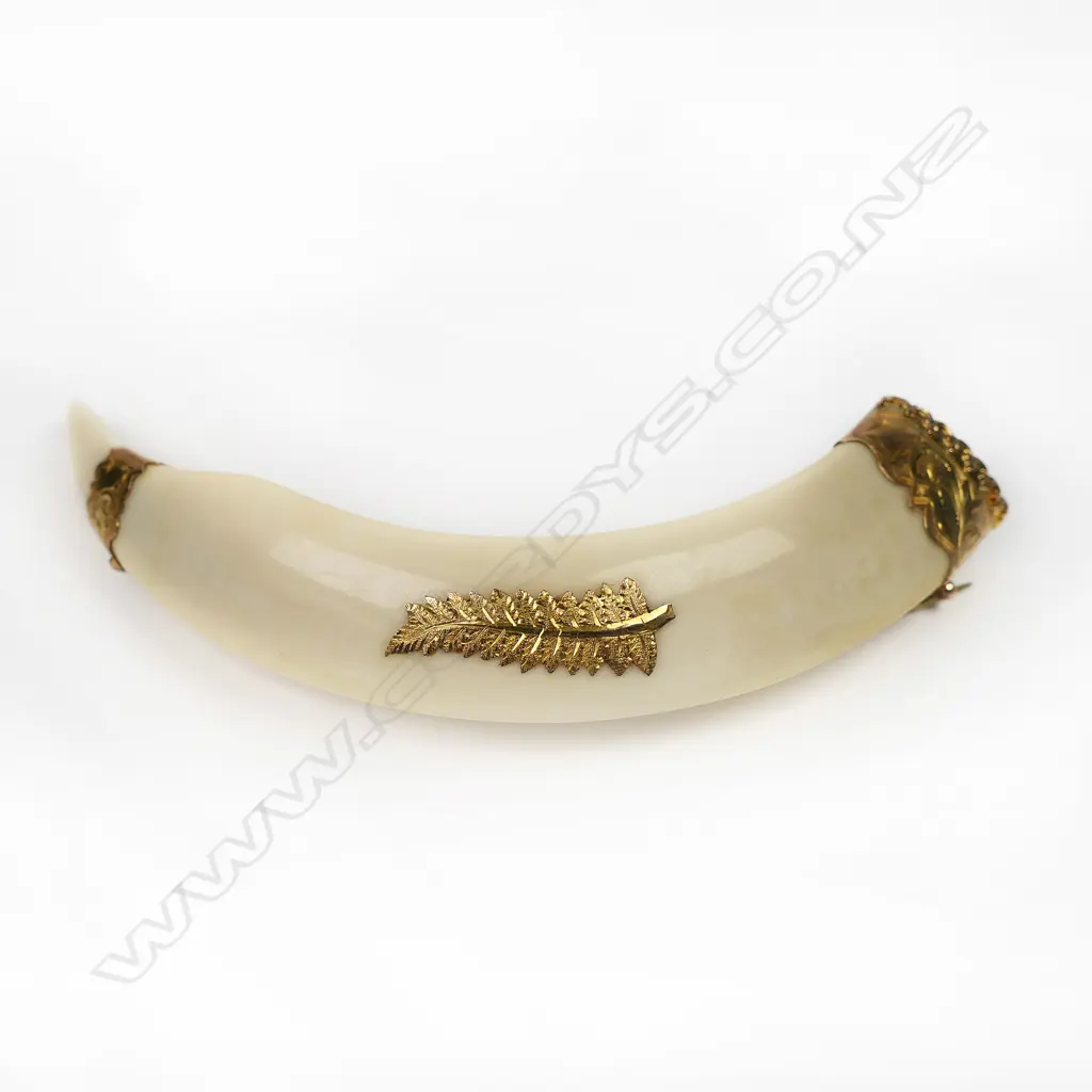 A New Zealand 9ct gold tusk brooch, Image 1++